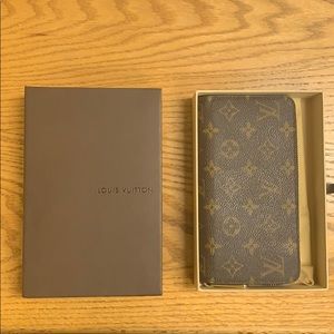 Louis Vuitton zipper wallet. Near new condition.